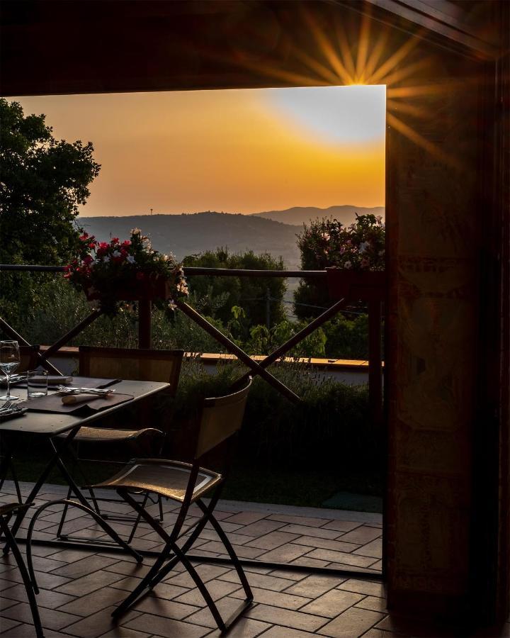Albergo Ristorante Il Terziere トレビ エクステリア 写真